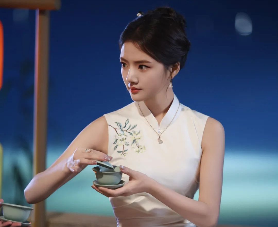 她怎么突然变这么好看？
