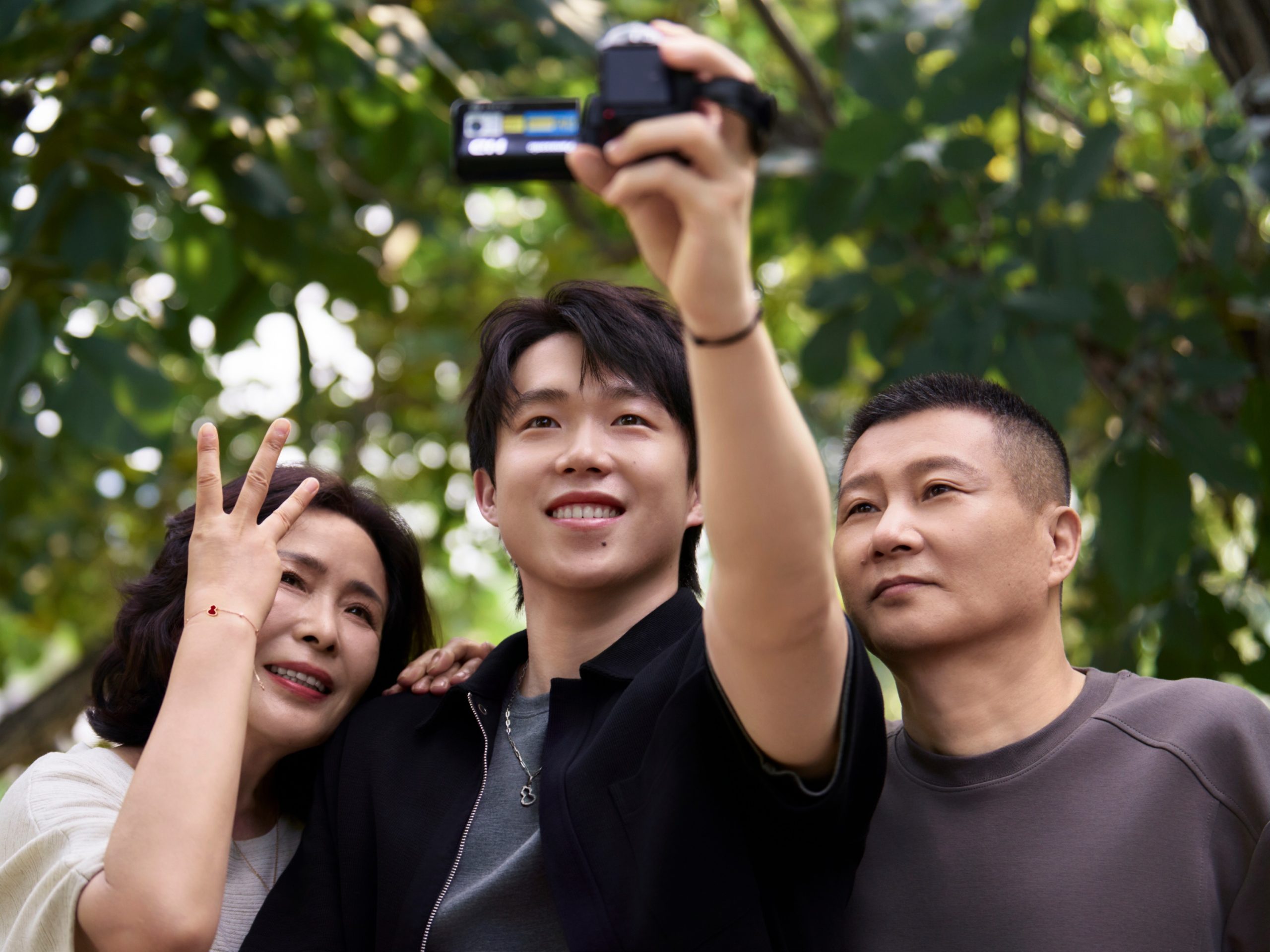 月圆共此时：Qeelin麒麟温情记录王楚钦的家庭旅行，守护家的圆满