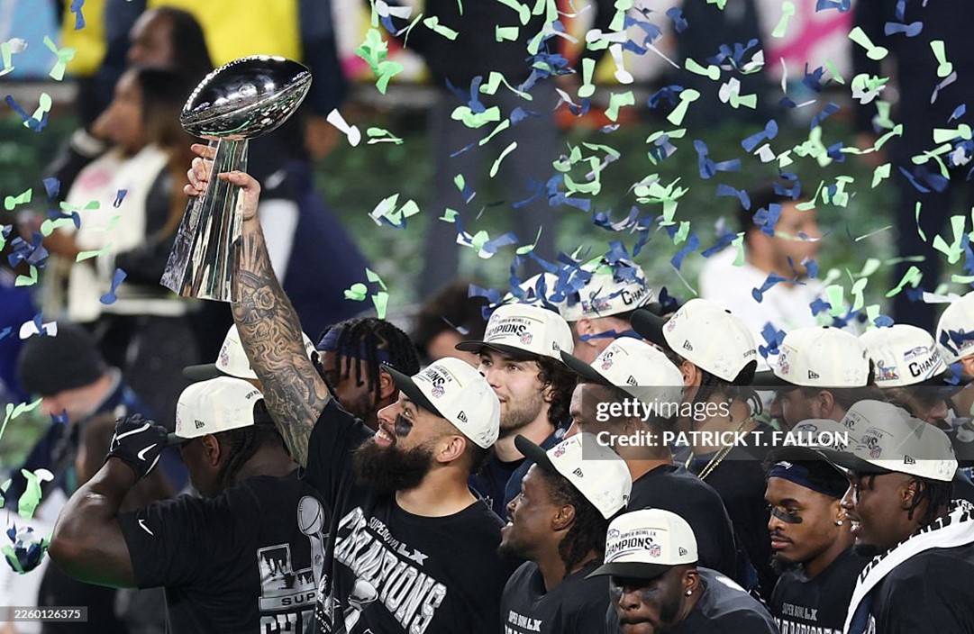 蒂芙尼祝贺西雅图海鹰队获得第60届超级碗冠军 捧起由品牌匠心打造的文斯·隆巴迪奖杯