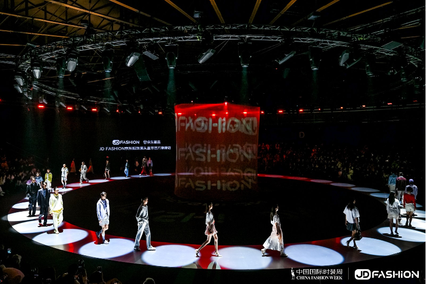 让面料成为大秀主角 中国国际时装周“京东日”四大篇章演绎春日品质美学