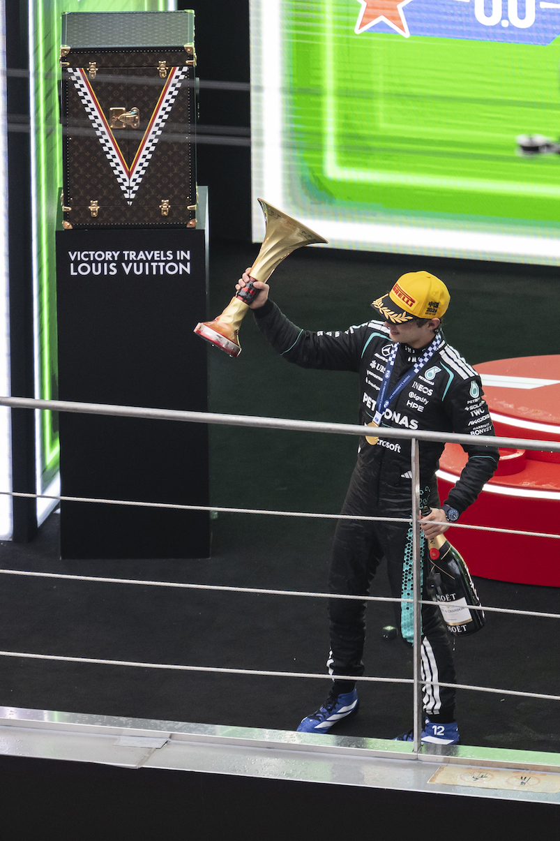 路易威登为2026 F1®中国大奖赛呈现定制奖杯箱, 见证上海赛道胜利时刻