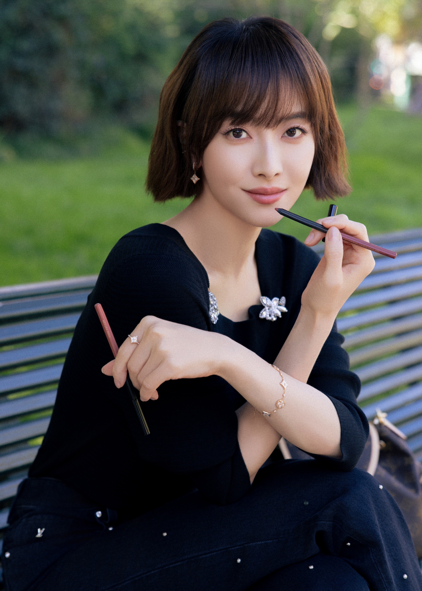 宋茜､钟楚曦､卢昱晓亮相巴黎街头,共赴路易威登 2027 春夏女装秀